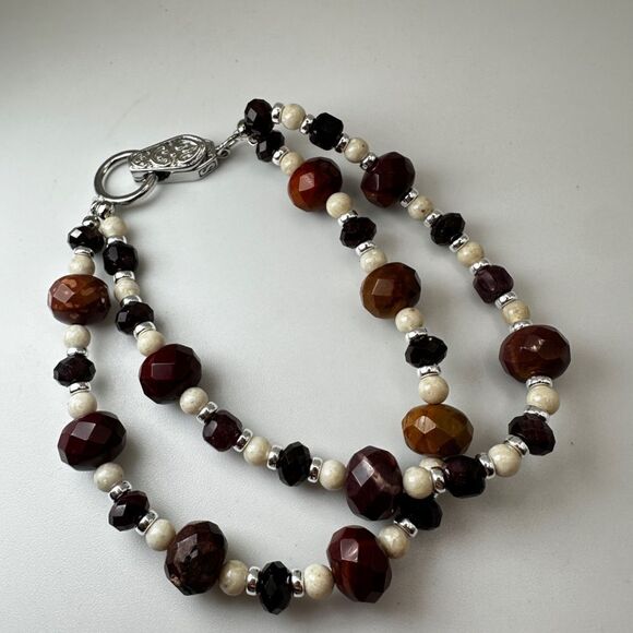 Stunning double stranded faceted garnet, mookaite, and agate bracelet! - Picture 11 of 15